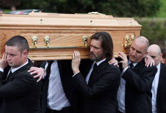 BAR KISTA OG SA FARVEL: Jim Carrey var tydelig preget av stundens alvor da han fulgte White på hennes siste reise i fjor høst. Foto: Ap BAR KISTA OG SA FARVEL: Jim Carrey var tydelig preget av stundens alvor da han fulgte White på hennes siste reise i fjor høst. Foto: Ap